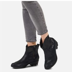 Sorel boots, not lined, brand new with tags.